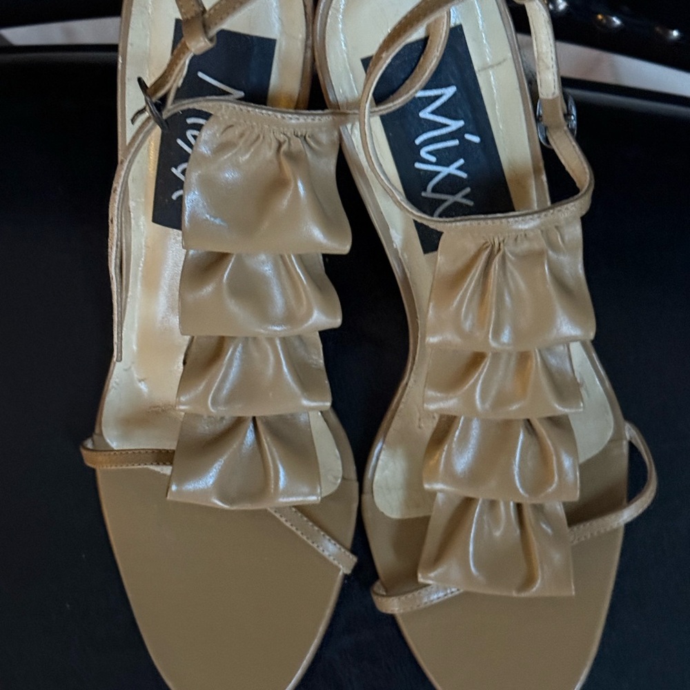 Ruffle shoes - Picture 3 of 8